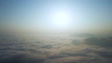 4K天空云海金色日出大气风景视频的预览图